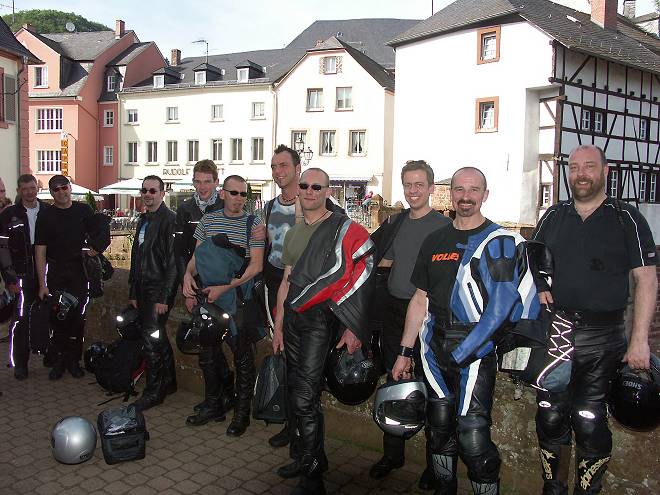 Gruppenbild ohne Dame