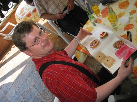 Stefan mit Kuchenauswahl